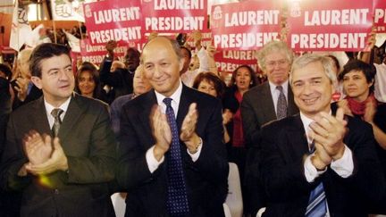 Laurent Fabius (avec à sa droite Jean-Luc Mélenchon) lors de la primaire de 2006 (STEPHANE DE SAKUTIN / AFP)