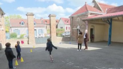 Mardi 12 mai, les élèves ont repris le chemin de l’école après 55 jours de confinement. 1 million d’enfants reprennent progressivement les cours en France. (FRANCE 2)