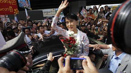 Aung San Suu Kyi rencontre des immigr&eacute;s birmans en Tha&iuml;lande, le 30 mai 2012. (SUKREE SUKPLANG / REUTERS )