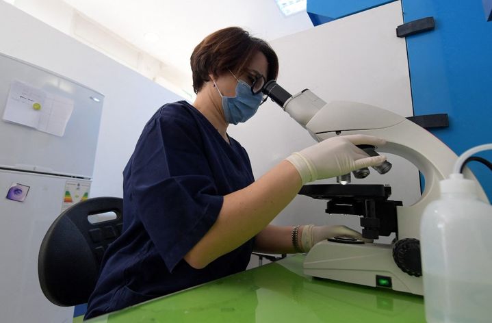 La biologiste et maître de conférences en biologie de la reproduction Khadija Kacem Berejeb congèle du sperme dans le laboratoire de l'hôpital Aziza Othmana, le 9 février 2022 à Tunis. (FETHI BELAID / AFP)