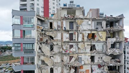 Une vue aérienne d'un bâtiment endommagé à Adana, en Turquie, après un tremblement de terre, le 6 février 2023. (OGUZ YETER / ANADOLU AGENCY / AFP)