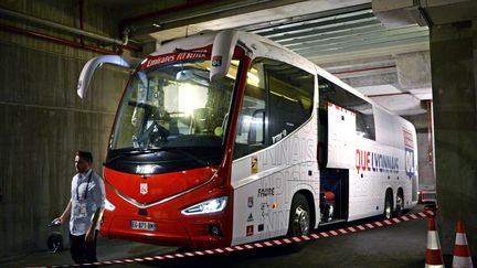 Le car de l'Olympique Lyonnais a été caillassé alors que l'équipe se rendait au stade Vélodrome pour affronter l'Olympique de Marseille, dimanche 29 cotobre 2023. (STÉPHANE GUIOCHON / MAXPPP)