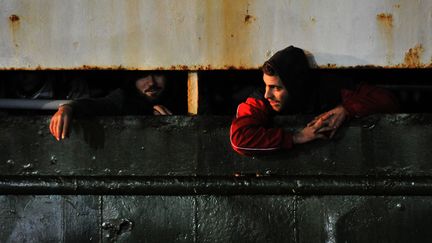 Des migrants syriens &agrave; bord du cargo Ezadeen &agrave; leur arriv&eacute;e &agrave; Calais, le 2 janvier 2015.&nbsp; (ALFONSO DI VINCENZO / AFP)