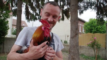 Coco et son propriétaire, Nicolas Boucher, à&nbsp;Margny-Lès-compiègne (Oise), le 14 juillet 2019. (ELIE JULIEN / MAXPPP)