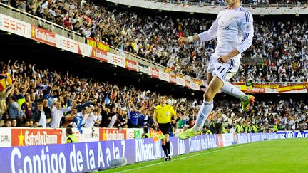 Le joueur du Real Madrid, Gareth Bale c&eacute;l&egrave;bre son but marqu&eacute; face au FC Barcelone en finale de la coupe d'Espagne &agrave; Valence (Espagne), le 16 avril 2014. (DANI POZO / AFP)