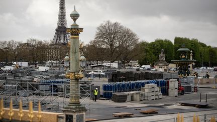 Un chantier préparatoire des Jeux de Paris 2024 sur la place de la Concorde, à Paris, le 4 avril 2024. (GUILLAUME BAPTISTE / AFP)