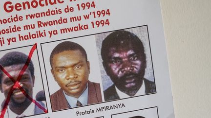 Un avis de recherche affiché sur le mur du bureau de l'Unité de recherche des fugitifs du génocide à Kigali, au Rwanda, le 19 mai 2020. Protais Mpiranya apparaît sur les deux clichés de droite. (SIMON WOHLFAHRT / AFP)