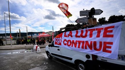 Mobilisation devant le dépôt de la raffinerie La Mède (Bouches-du-Rhône), le 22 novembre 2018. (BORIS HORVAT / AFP)