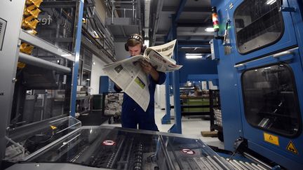 Un employé dans une imprimerie de "Ouest France" à Rennes (Ille-et-Vilaine), le 12 août 2016 (photo d'illustration). (DAMIEN MEYER / AFP)