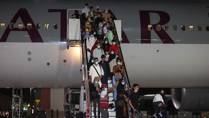 Le vol transportant les 49 Français et leurs proches évacués d'Afghanistan lors de son escale à Doha (Qatar), vendredi 10 septembre 2021. (KARIM JAAFAR / AFP)