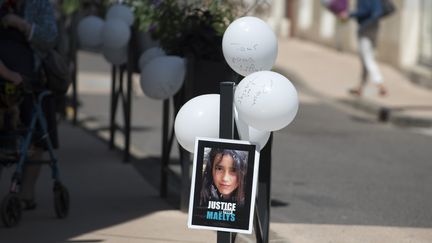 Des ballons blancs et une photographie de Maëlys dans les rues de La Tour du Pin (Isère), où sont organisées les obsèques de la fillette, le 2 juin 2018. (ROMAIN LAFABREGUE / AFP)