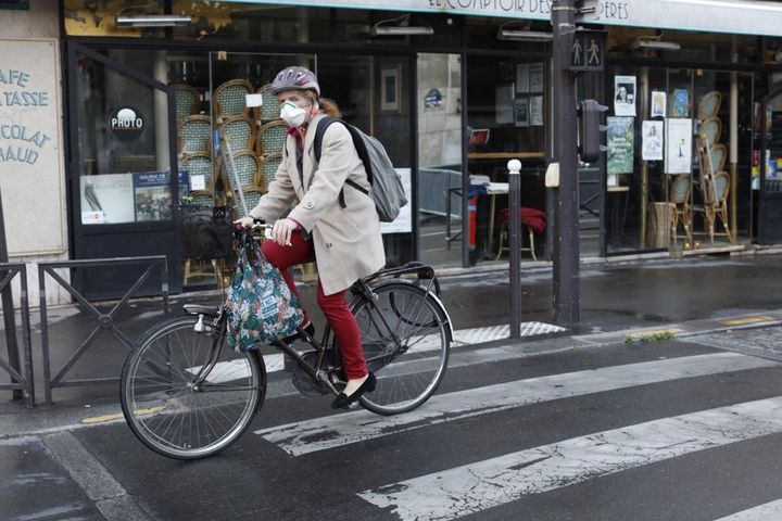 Une femme fait du vélo pendant le confinement, le 30 avril 2020, à Paris. (MEHDI TAAMALLAH / NURPHOTO / AFP)