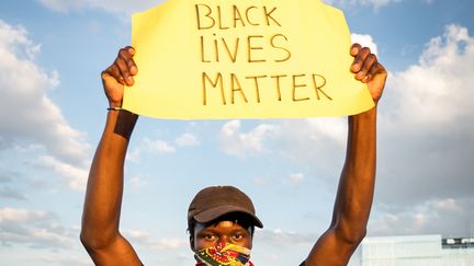 Après la mort de George Floyd, le slogan du mouvement américain "Black Lives matter" (Les vies des Noirs comptent) est repris dans le monde entier. Ici à Paris le 2 juin 2020. (GABRIELLE C?ZARD / HANS LUCAS)