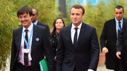 Nicolas Hulot et Emmanuel Macron lors de la COP23 à Bonn, en Allemagne, le 15 novembre 2017. (PATRIK STOLLARZ / AFP)