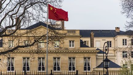 Un drapeau chinois devant l'ambassade de Chine en France, à Paris, en 2021.&nbsp; (VINCENT ISORE / MAXPPP)
