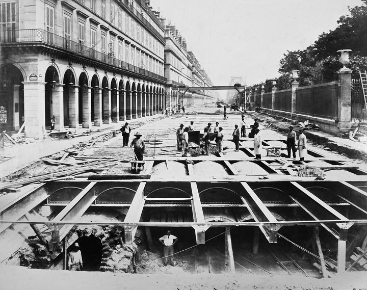 Station Concorde (1er-8e arrondissements), rue de Rivoli. Achèvement du tablier métallique. Charles Maindron (1861-1940), photographe, 25 juillet 1899. Tirage moderne (2023). (COLLECTION GROUPE RATP)