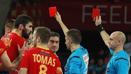 Les arbitres infligent deux cartons rouges aux Espagnols lors d'un match du tour préliminaire de l'Euro 2016 en Pologne, à Varsovie le 16 janvier 2016. (CZAREK SOKOLOWSKI/AP/SIPA / AP)