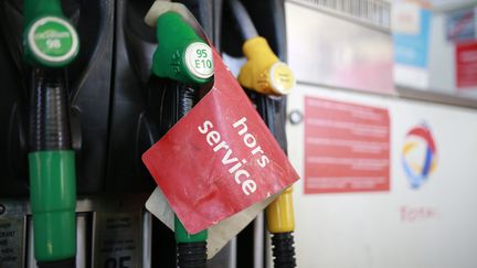 Un panneau "hors service" à une station-service, à Issy-les-Moulineaux (Hauts-de-Seine), le 31 mai 2017. (BENJAMIN CREMEL / AFP)