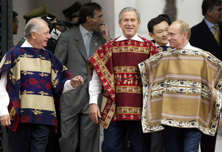 Les dirigeants invit&eacute;s au sommet de l'Apec &agrave; Santiago (Chili), le 21 novembre 2004. (TIM SLOAN / AFP)