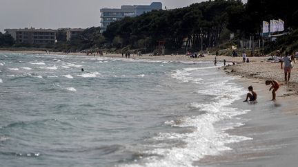 La plage de Muro, à Majorque, en Espagne, le 2 avril 2021.&nbsp; (CLARA MARGAIS / DPA / AFP)