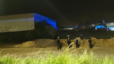 De nombreux gendarmes, secondés une partie de la soirée par la police nationale, ont passé la nuit&nbsp;sur place. (THOMAS NOUGAILLON / RADIO FRANCE)