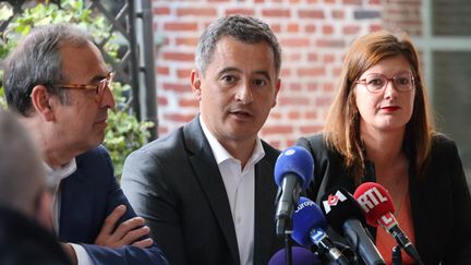 Le ministre de l'Intérieur, Gérald Darmanin, annonce sa candidature à sa réélection dans son fief du Nord, aux côtés de son suppléant Vincent Ledoux, le 11 juin 2024, à Halluin. (DENIS CHARLET / AFP)