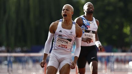 Sasha Zhoya après sa victoire aux Championnats de France du 110 mètres haies à Caen (Calvados), le 25 juin 2022. (SAMEER AL-DOUMY / AFP)