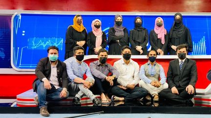 Les journalistes de la chaîne d'information en continu Tolonews&nbsp;portent un masque noir, le 22 mai 2022, pour protester contre l'obligation faite aux femmes de se couvrir d'un voile intégral sur les plateaux télé. (TOLONEWS)