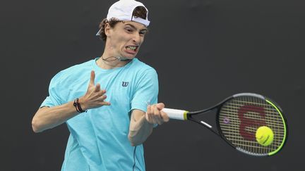 Le Français Ugo Humbert lors du 2e tour de l'Open d'Australie contre Nick Kyrgios le 10 février 2021 (HAMISH BLAIR / AP)