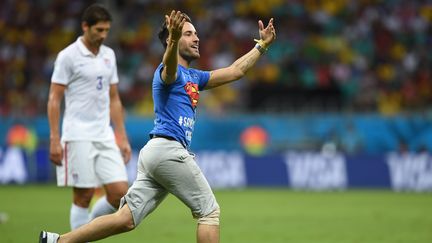 Ce streaker a interrompu le jeu pendant pr&egrave;s d'une minute lors du huiti&egrave;me de finale entre la Belgique et les Etats-Unis, mardi 1er juillet 2014 &agrave; Salvador de Bahia (Br&eacute;sil).&nbsp; (FRANCISCO LEONG / AFP)