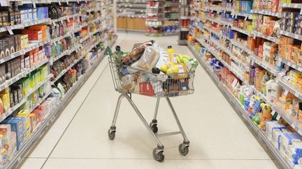 Différentes applications permettent désormais de scanner les codes-barres ou les étiquettes pour vérifier la qualité sanitaire et nutritive des aliments au supermarché.&nbsp; (DAVE AND LES JACOBS / LLOYD DOBBIE / BLEND IMAGES)