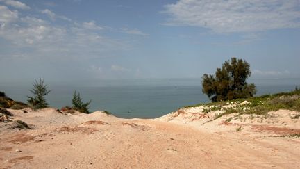 La plage de Tul&eacute;ar, dans le sud-ouest de Madagascar, o&ugrave; le corps d'une Fran&ccedil;aise a &eacute;t&eacute; retrouv&eacute; le 15 avril 2012. (ALEXANDER JOE / AFP)