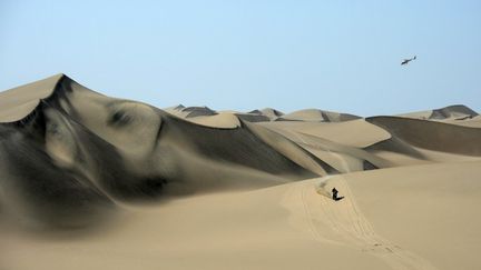 Une moto dans les dunes (FRANCK FIFE / AFP)