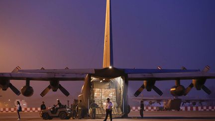 Un avion affr&eacute;t&eacute; par le gouvernement malaysien est rempli de vivres destin&eacute;es aux victimes du typhon Haiyan aux Philippines sur l'a&eacute;roport de Subang (Malaysie), le 13 novembre 2013. (VINCENT THIAN / AP / SIPA)