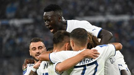 Les Marseillais congratulent Samuel Gigot, auteur du deuxième but olympien face à Lille, le 10 septembre 2022. (CHRISTOPHE SIMON / AFP)