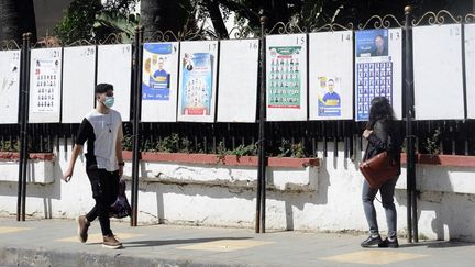 Des affiches des candidats aux&nbsp;législatives à Alger, le 29 mai 2021. (MOUSAAB ROUIBI / ANADOLU AGENCY)