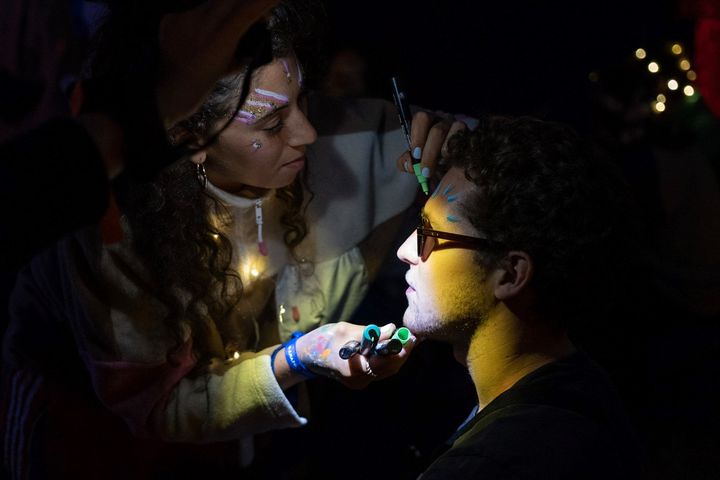 Une session maquillage de Paillettes d'amour&nbsp;lors de la première édition du festival Amapola en 2021, dans le bois de Gazeran.&nbsp; (Samuel Flambard & Matthieu Alinot)