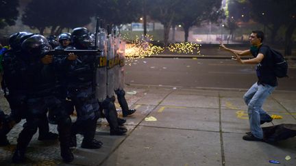 Le mois de juin aura &eacute;t&eacute; chaud pour les Br&eacute;siliens. Certains jours, ils ont &eacute;t&eacute; jusqu'&agrave; un million &agrave; descendre dans les rues des grandes villes du pays pour manifester contre le prix des transports puis plus g&eacute;n&eacute;ralement contre le co&ucirc;t de la vie et la politique du gouvernement &agrave; quelques mois de la tenue de la Coupe du monde de football dans le pays. (CHRISTOPHE SIMON / AFP)