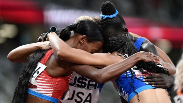 Les Américaines terminent largement devant la Pologne et la Jamaïque lors du relais 4x400 m. Allyson Felix remporte sa 11e médaille, la 7e en or et dépasse Carl Lewis.