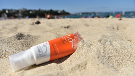 La crème solaire,&nbsp;indispensable accessoire de plage. (2017) (JONATHAN KONITZ / MAXPPP)