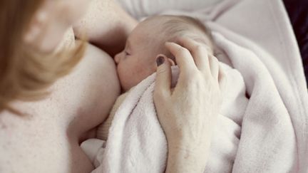 Une femme allaite son b&eacute;b&eacute;. (Photo d'illustration) (ANNE-SOPHIE BOST / AFP)