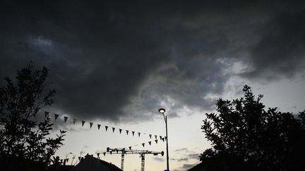 Le ciel lors d'une autre journée orageuse, au Plessis-Robinson (Hauts-de-Seine), le 14 septembre 2023. (MAGALI COHEN / HANS LUCAS / AFP)