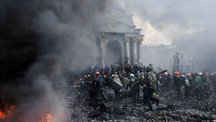 Mais les affrontements ont repris jeudi matin. Les manifestants ont charg&eacute; les forces de l'ordre ont repris le contr&ocirc;le de la place de l'Ind&eacute;pendance. (LOUISA GOULIAMAKI / AFP)