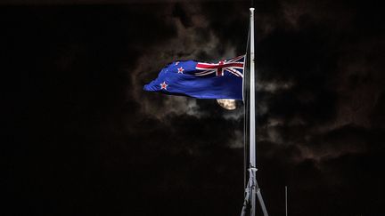 Le drapeau néo-zélanddais en berne au Parlement à Wellington, le 15 mars 2019, après les attentats de Christchurch. (MARTY MELVILLE / AFP)