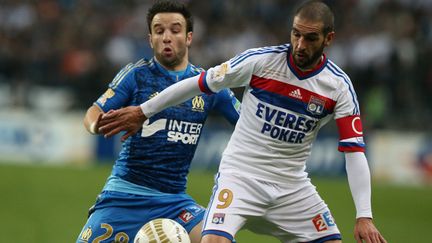 Valbuena (OM) à la lutte avec Lisandro (OL) lors de la finale de la Coupe de la Ligue 2012