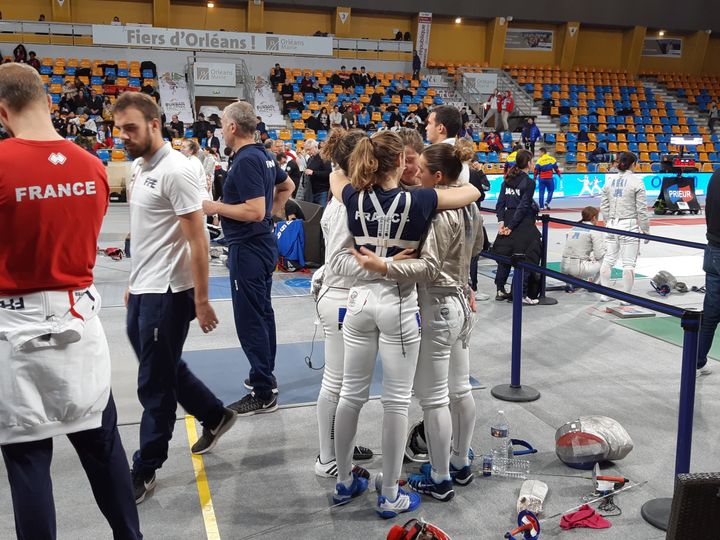 Les championnes du monde de sabre 2018 unies dans les moments plus compliqués. (Fabrice Rigobert Radio France)