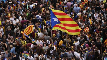 Manifestation pour l'indépendance de la Catalogne, à Barcelone, le 3 octobre 2017. (ALBERT LLOP / ANADOLU AGENCY)