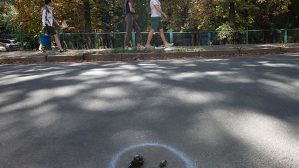 Ukrainians pass by drone debris on September 10, 2023 in kyiv.  (DANYLO ANTONIUK / ANADOLU AGENCY / AFP)