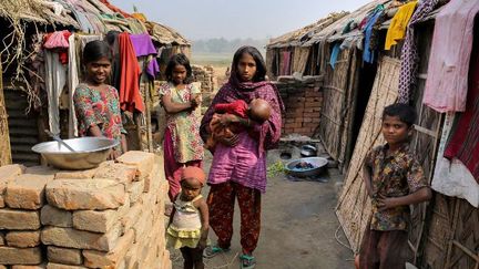 Rojina, une toute jeune fille bangladaise mère d'un bébé, à Dacca, le 17 décembre 2015. (AFP - Nurphoto - MOHAMMAD PONIR HOSSAIN)