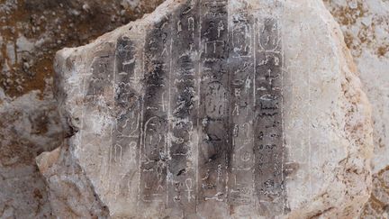 Un bloc en albâtre comportant des hiéroglyphes, trouvé dans les vestiges d'une pyramide près du Caire (3 avril 2017)
 (Ministère égyptien des Antiquités / AFP)